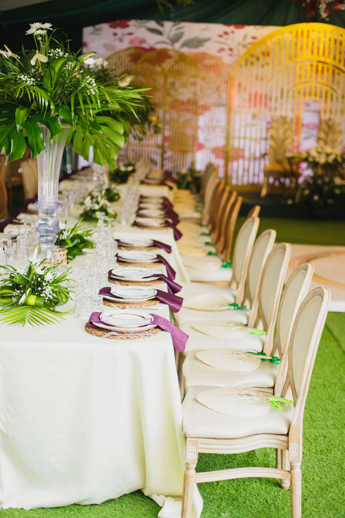 Mesa de boda decorada con follaje verde