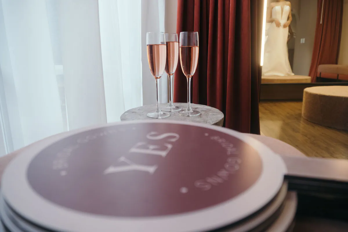 Reflejo bridal junto a copas de champagne