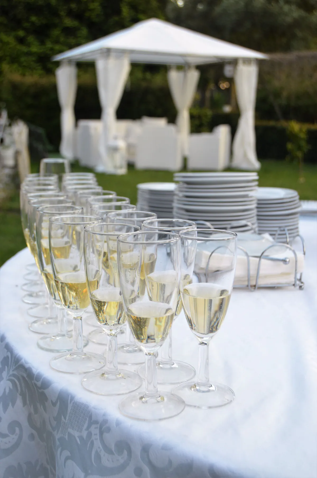 Mesa luminosa preparada con copas de champagne
