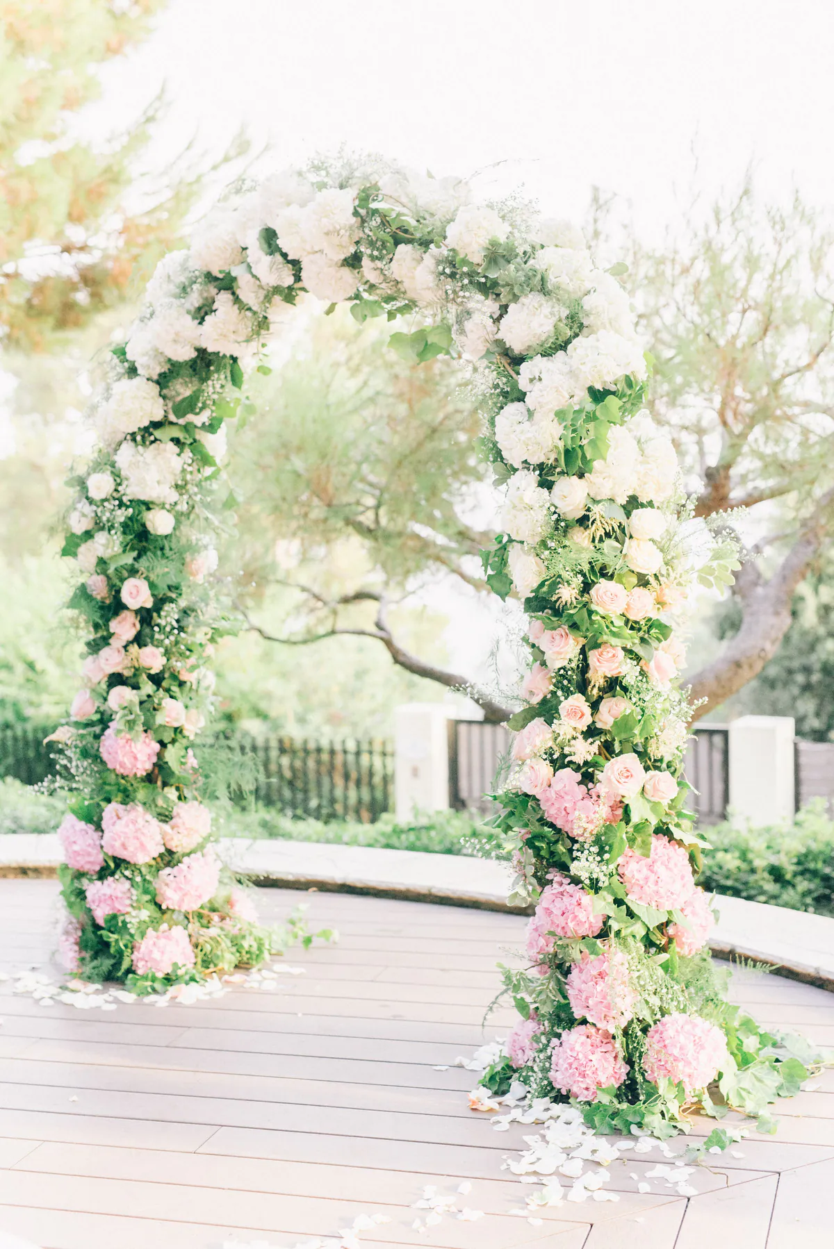 Arco de ceremonia cubierto de flores de primavera