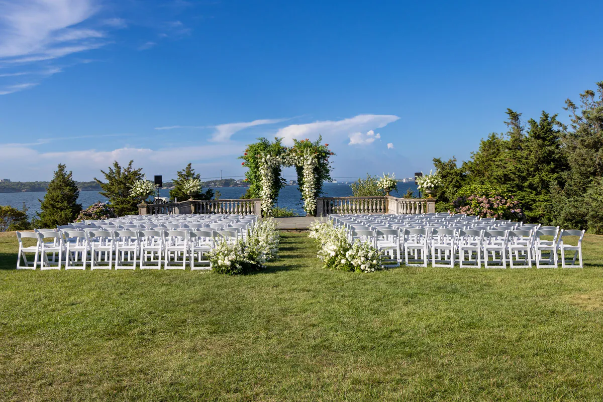 Recepción de boda al aire libre junto al agua