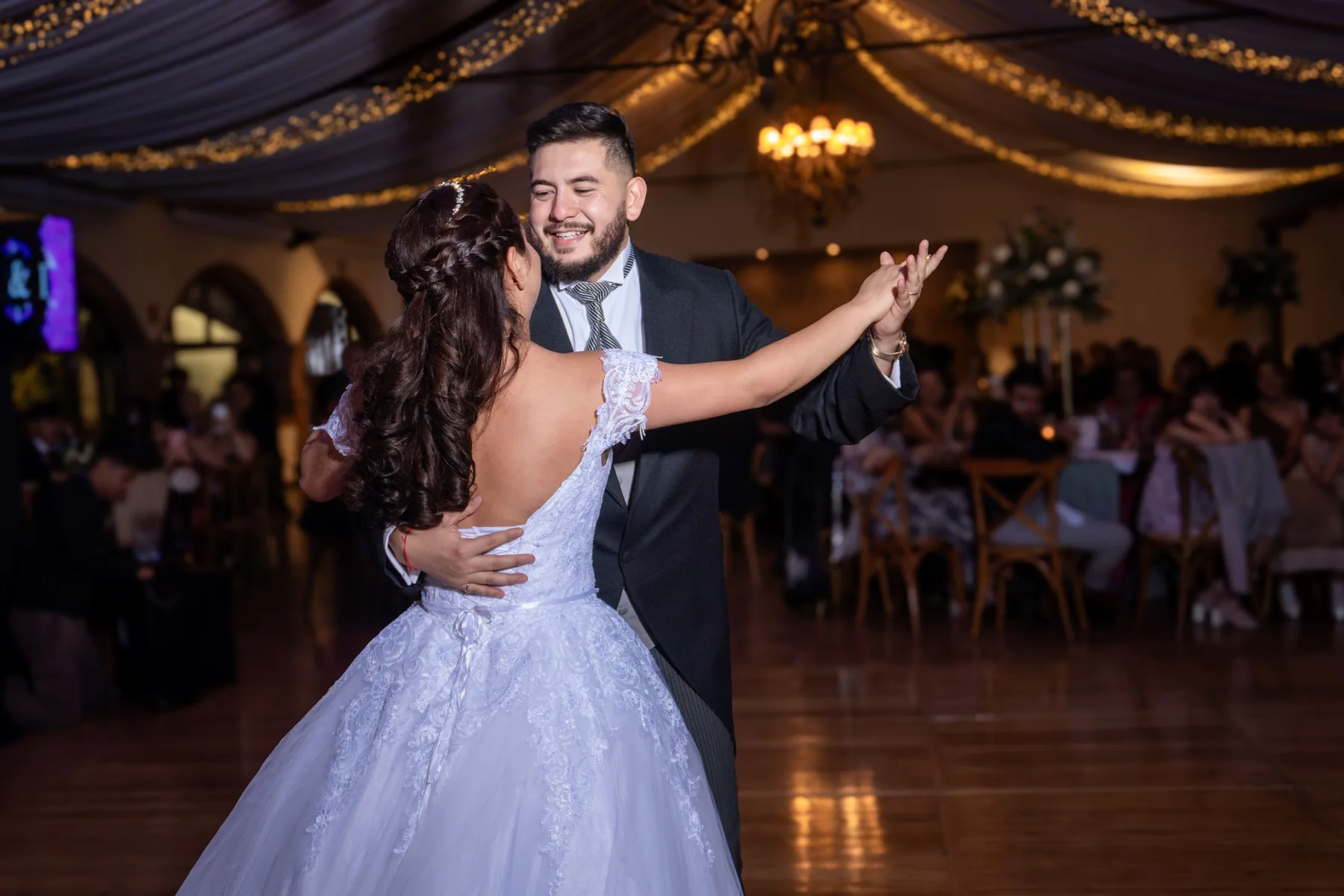 Pareja bailando en una recepción formal
