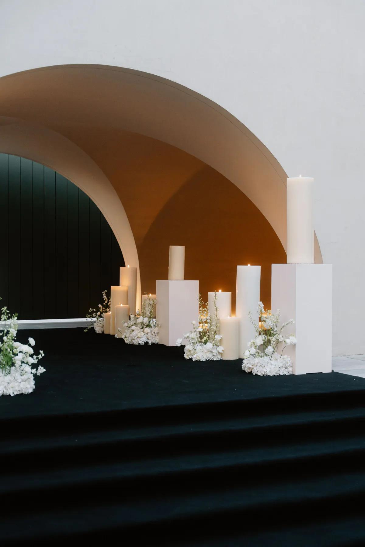 Instalación ceremonial en negro, marfil y luz de velas