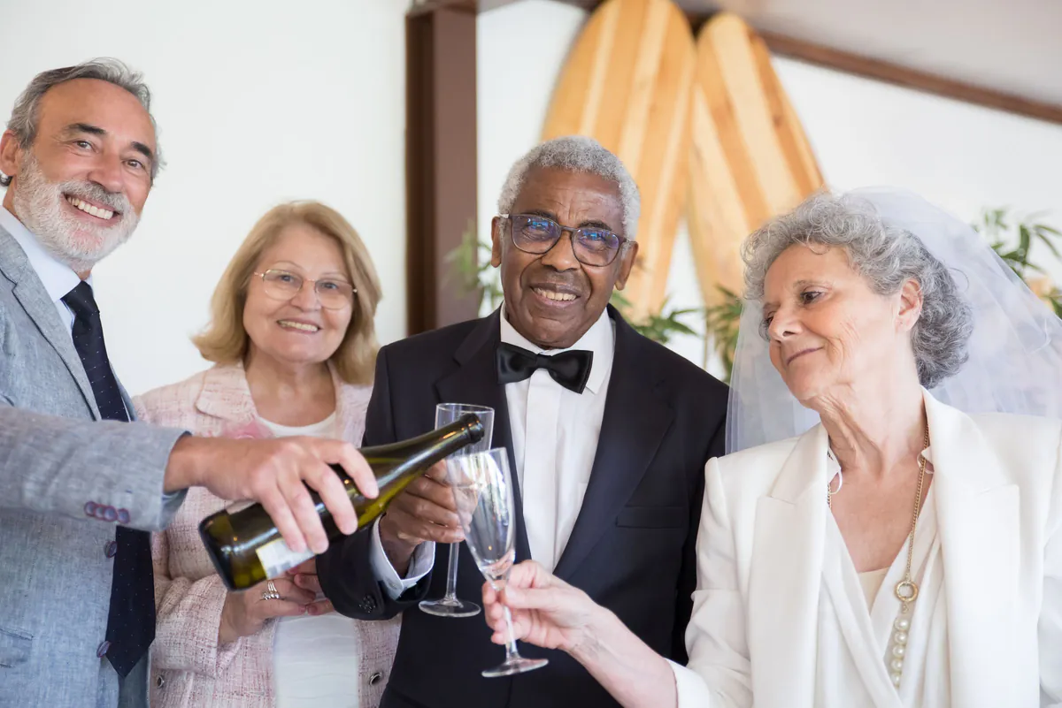 Invitados de etiqueta brindando con champagne