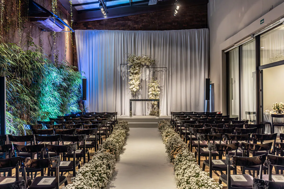 Salón elegante decorado con flores blancas