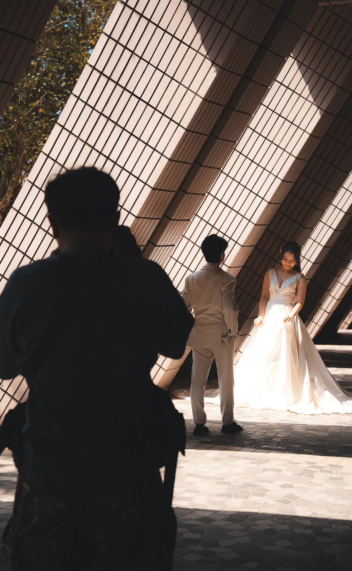Pareja bajo una estructura de arquitectura contemporánea