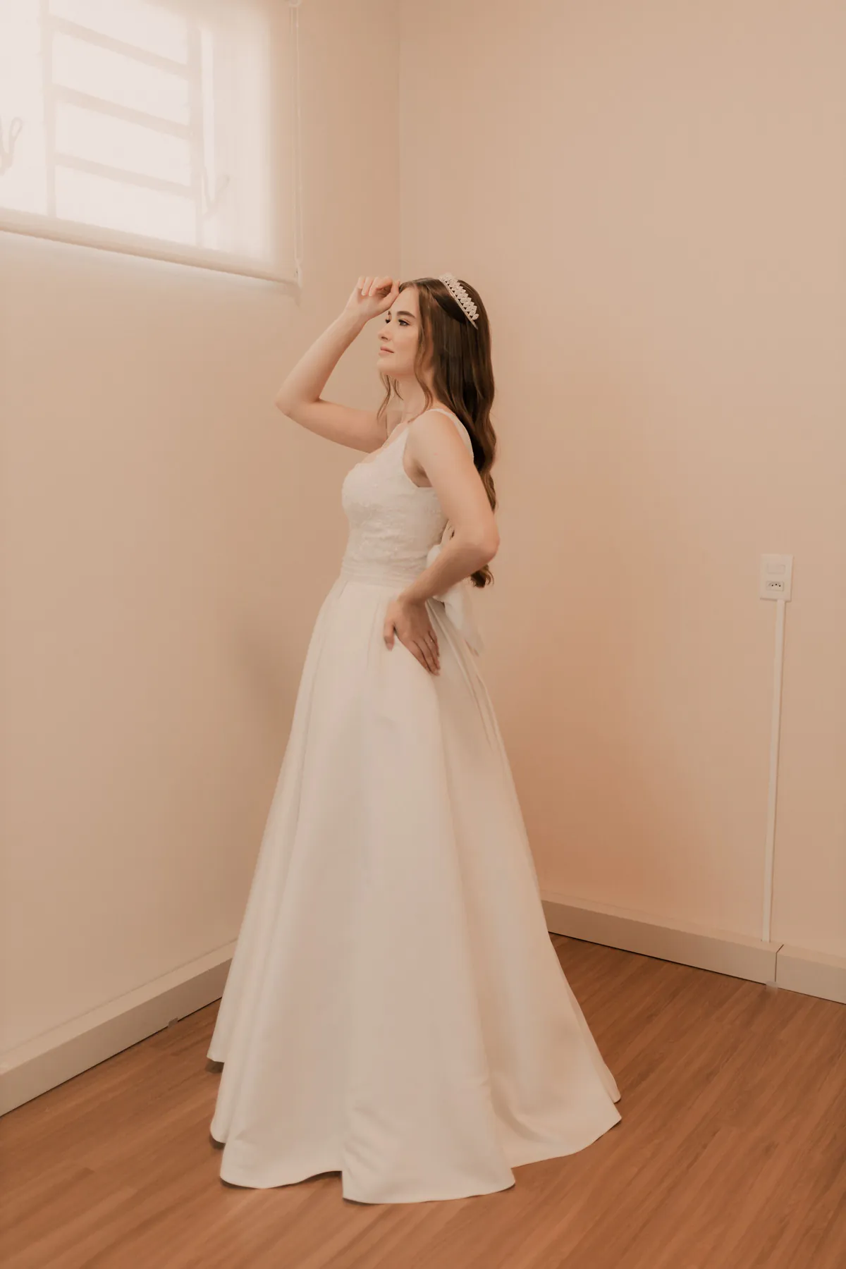 Retrato bridal minimalista sobre fondo neutro