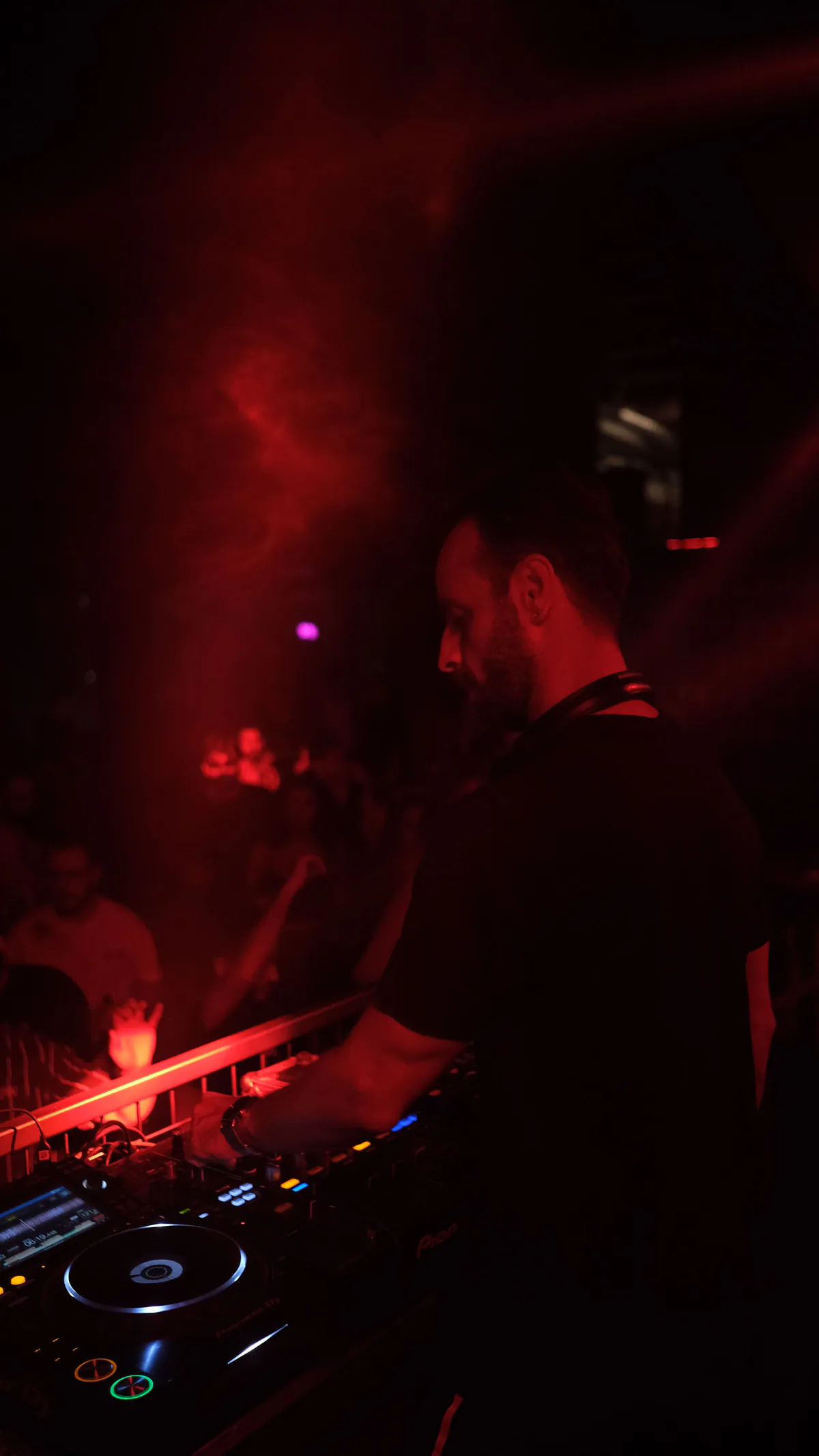 DJ booth iluminado con luces violetas