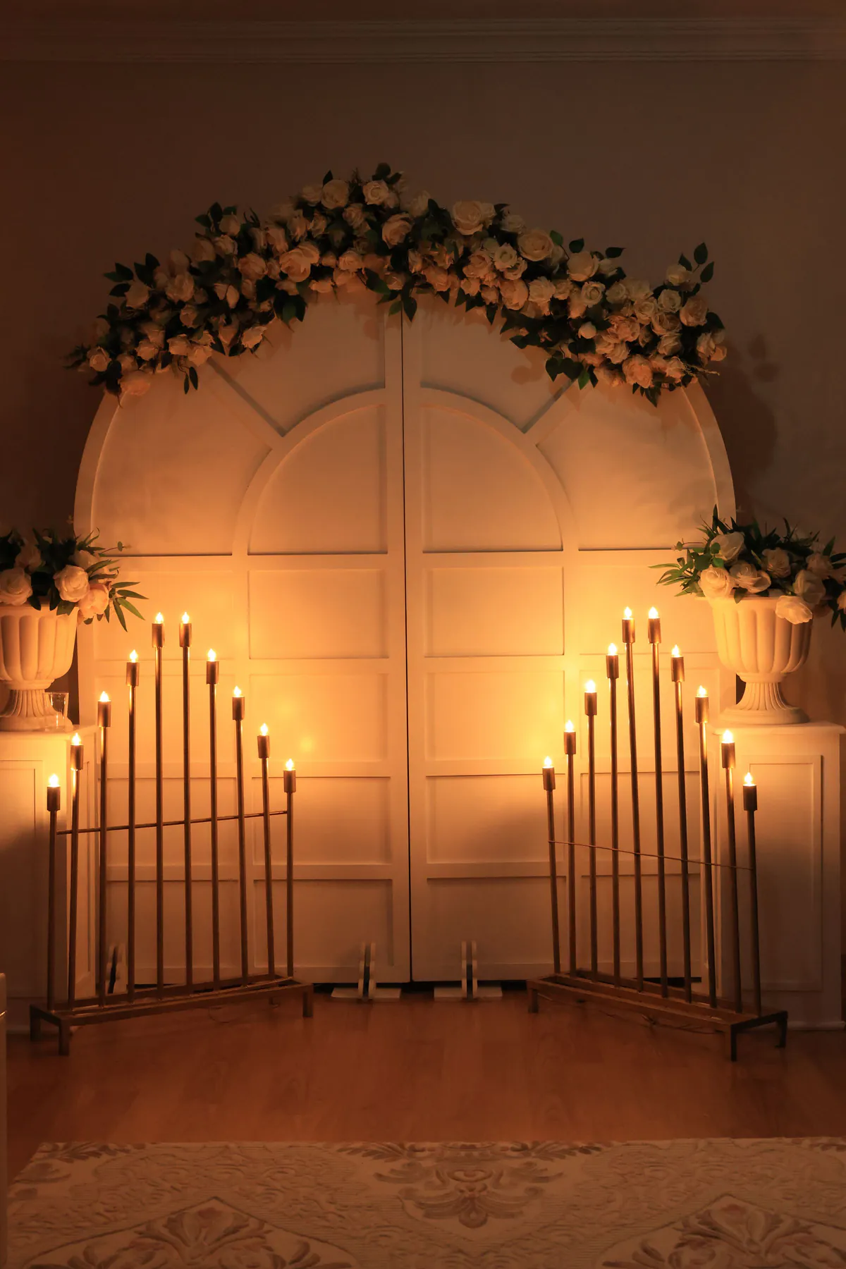 Flores blush iluminadas por velas