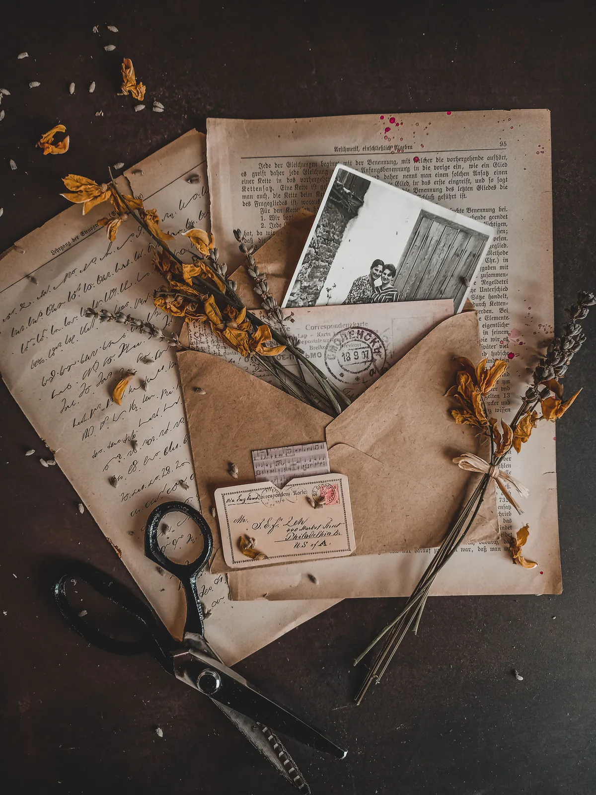 Cartas antiguas y fotografías conservadas como archivo