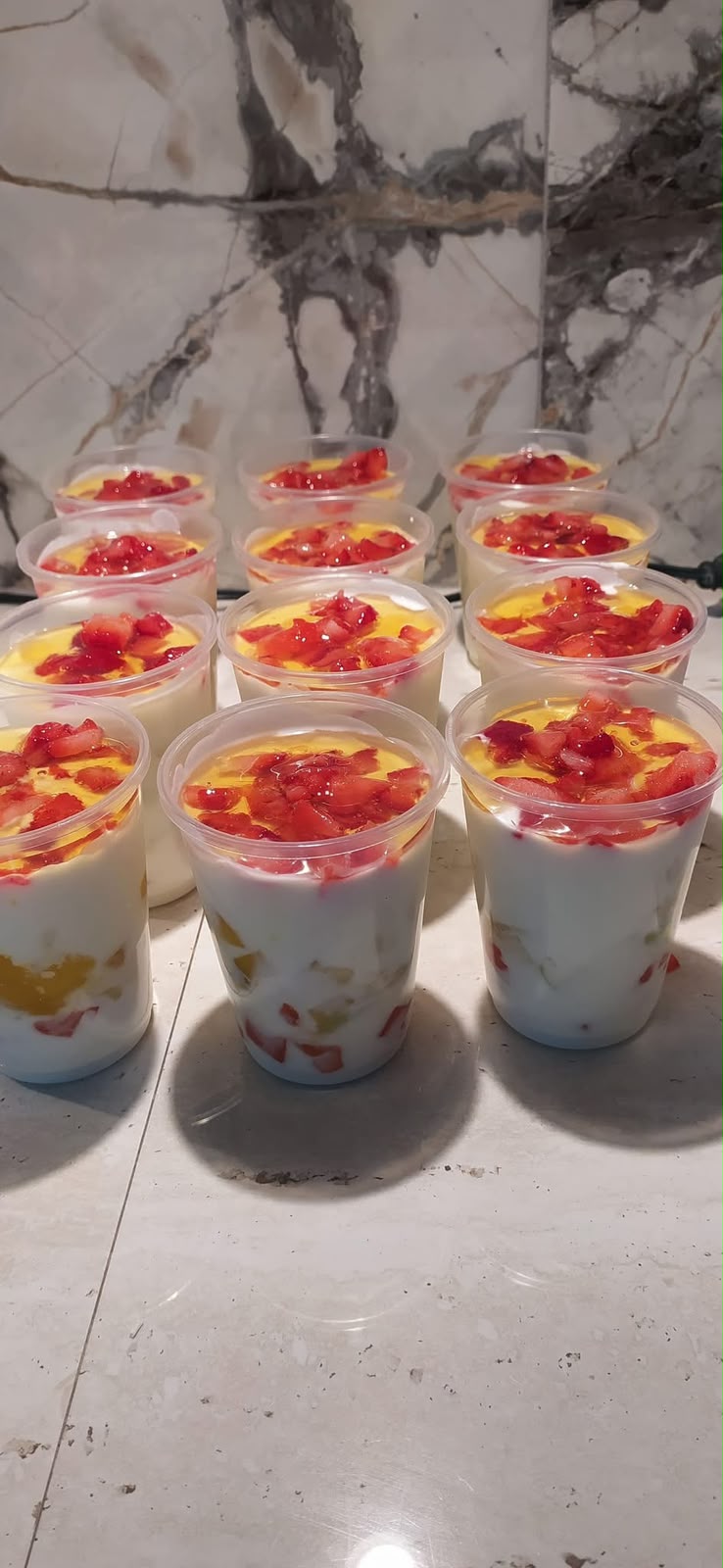 Vasos de yogurt con fruta fresca